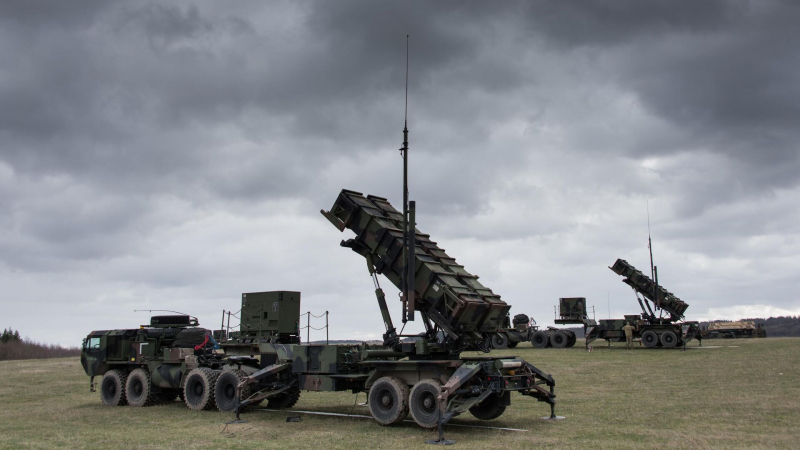 Guardian узнала причину приостановки США военной помощи Киеву