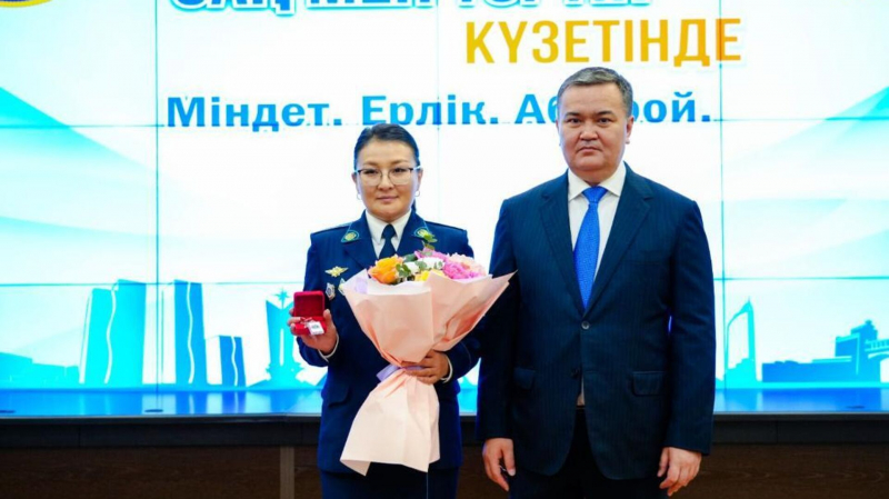 Акимат Астаны вручил ключи от квартир полицейским
